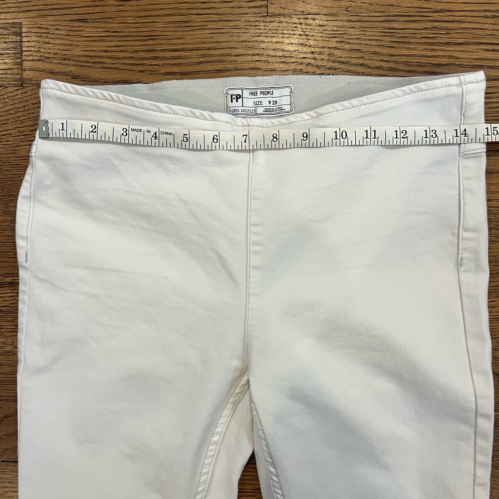Free People - Pull-On White Flare Jeans - Size 28 - Picture 2 of 7